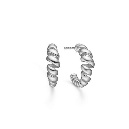 Swirl ørestikker i sterlingsølv fra Mads Z – elegante, snoede halvringe.